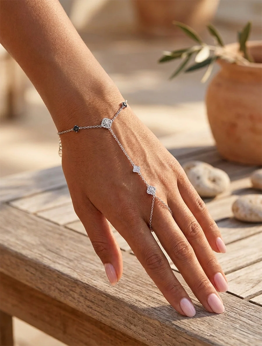 Armband met klavers versierd met witte zirkonia's - Geld