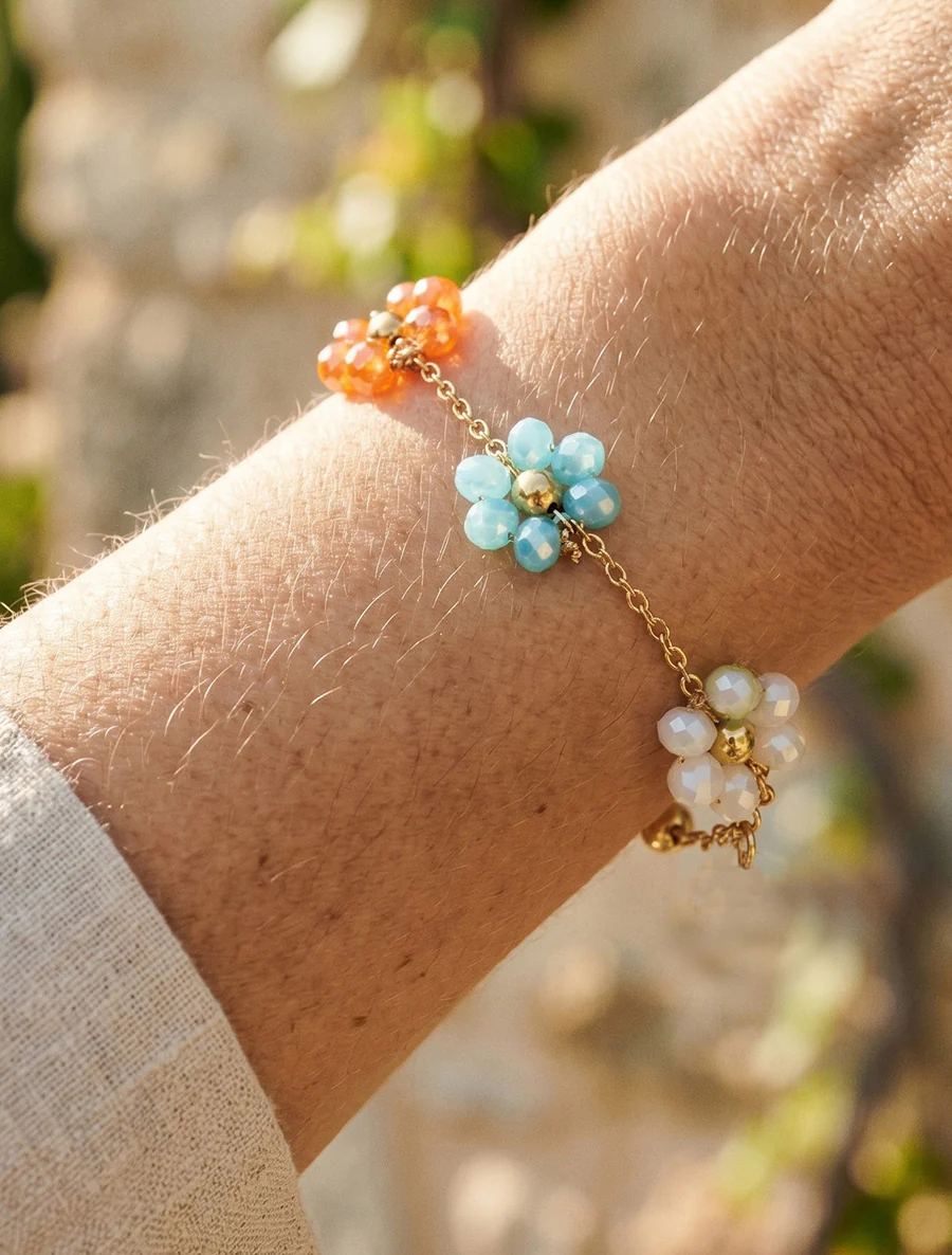 Armband met kleine, gekleurde bloemen van parels. - Meervoudig