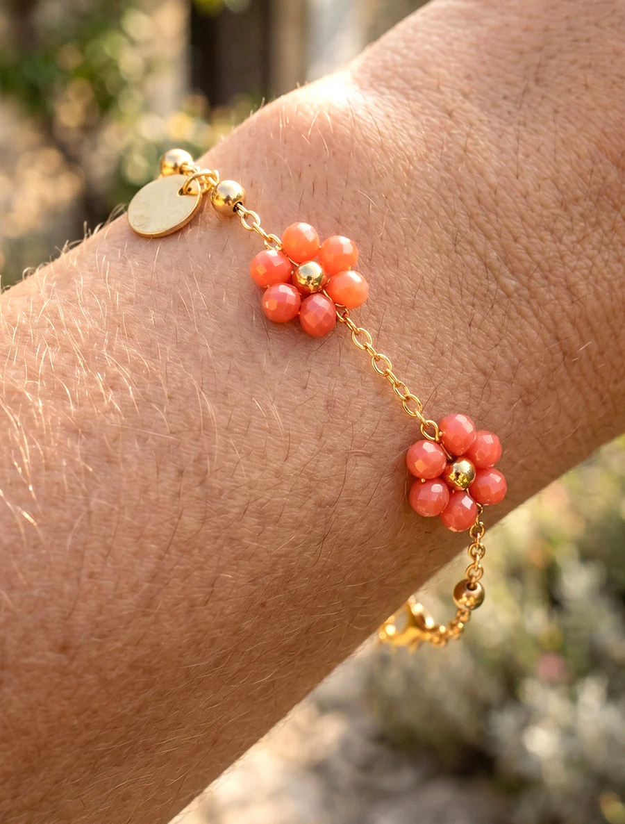 Armband met kleine, gekleurde bloemen van parels. - Koraal
