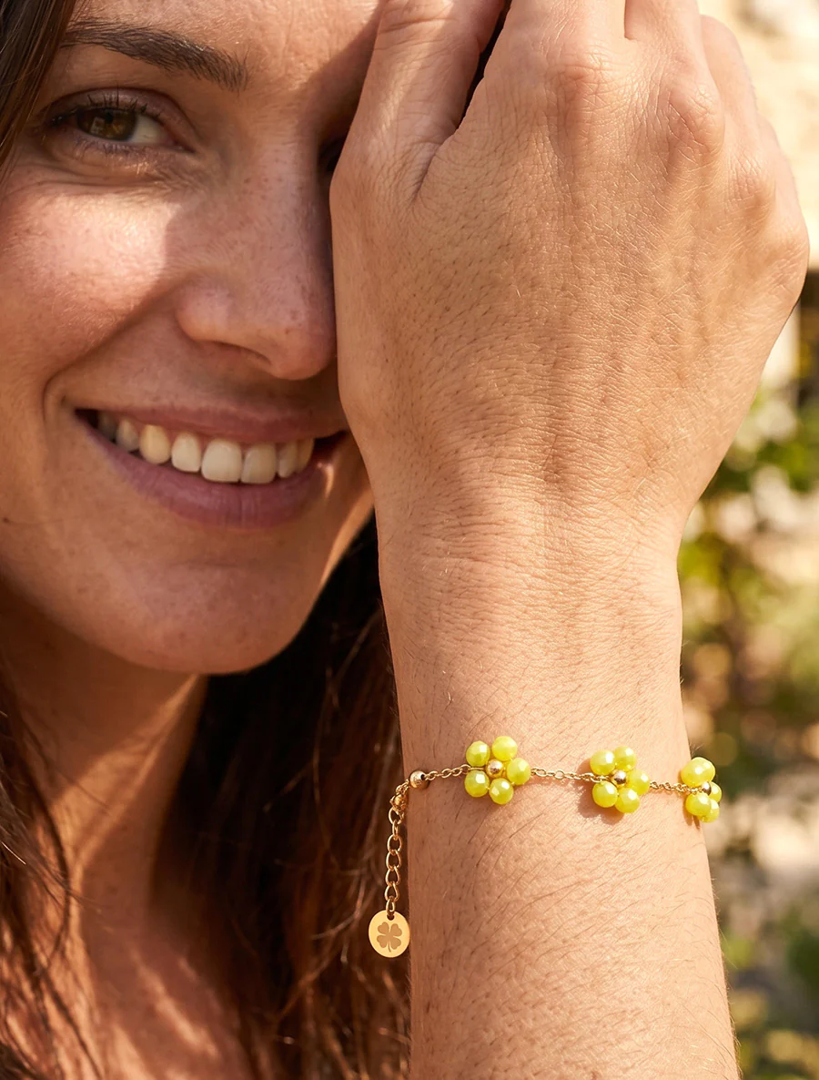 Armband met kleine, gekleurde bloemen van parels. - Geel