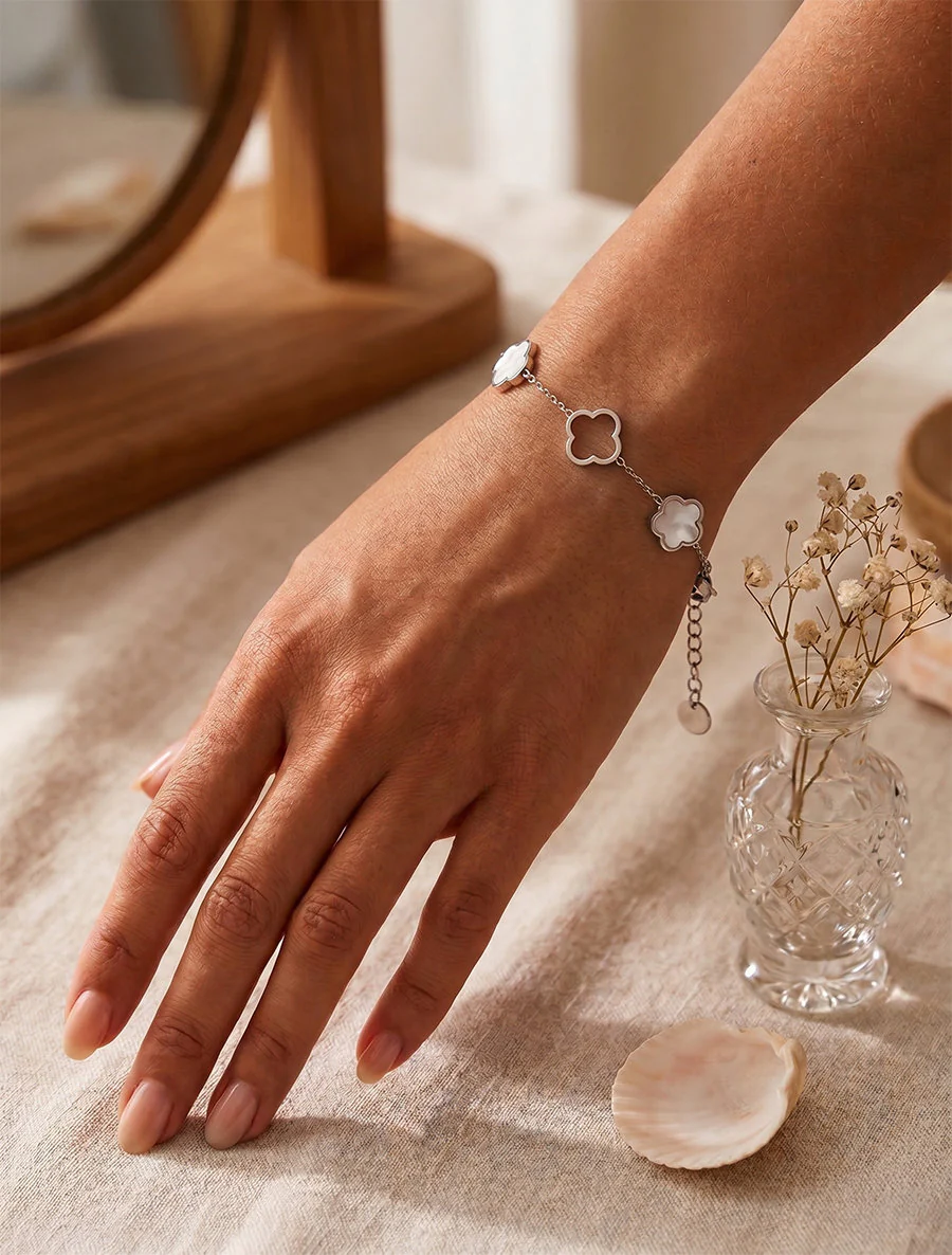 Armband met opengewerkte en parelmoeren bloemen - Geld