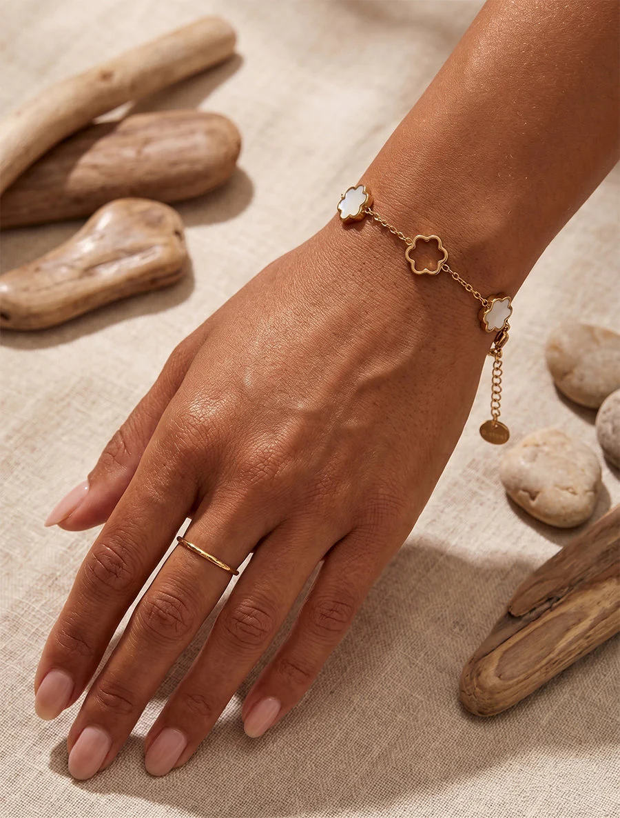 Armband met opengewerkte en parelmoeren bloemen - Goud
