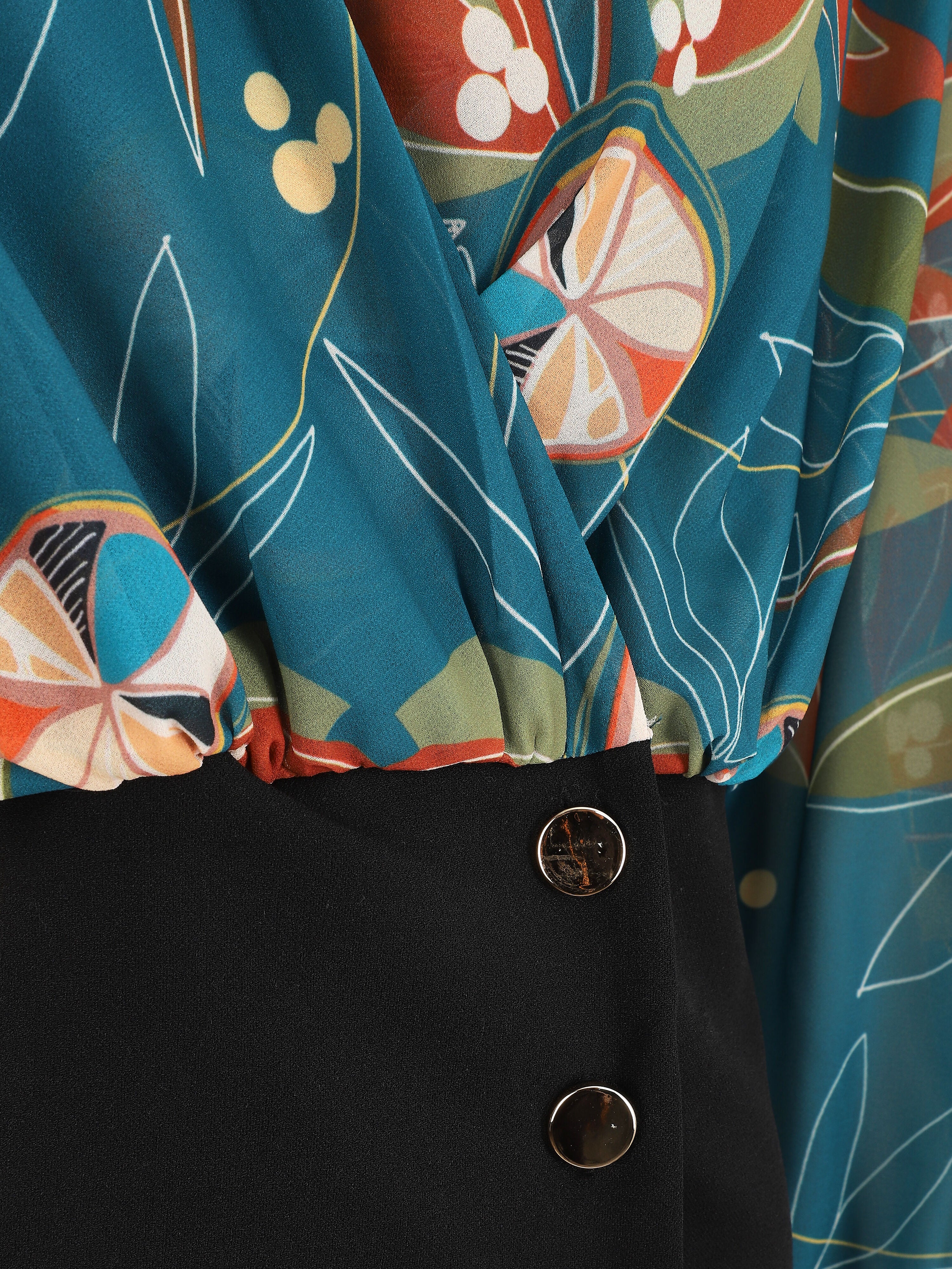 Blouse met overslag. print en sierknopen - Blauwgroen - Image 3