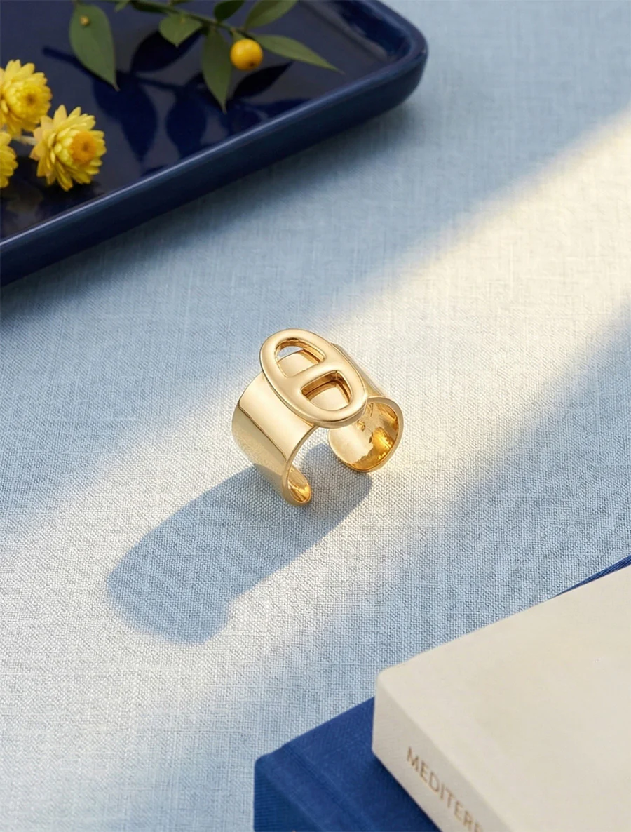 Brede ring met ankerschakel. - Goud