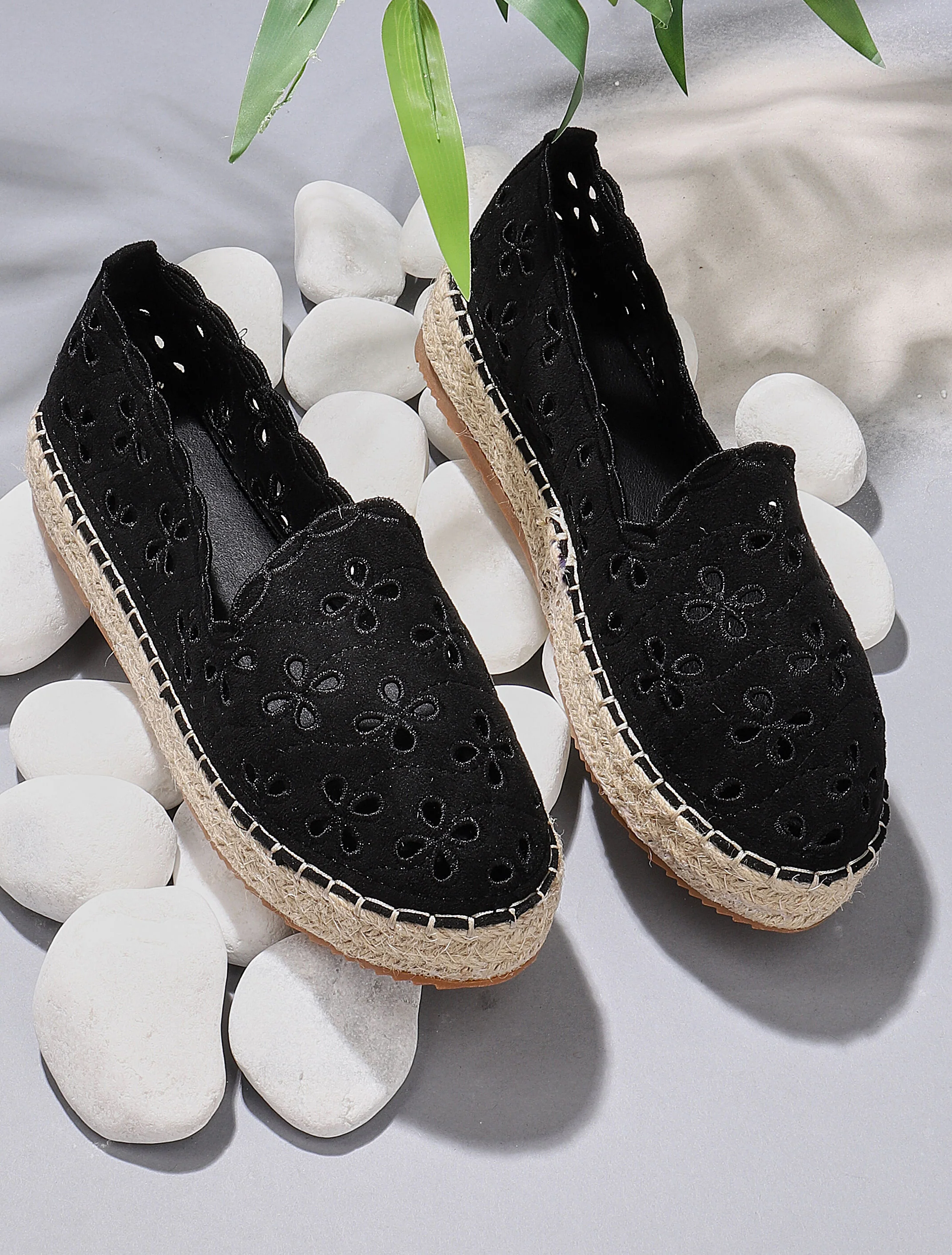 Doorgestikte espadrilles met ajour-effect - zwart - Image 6