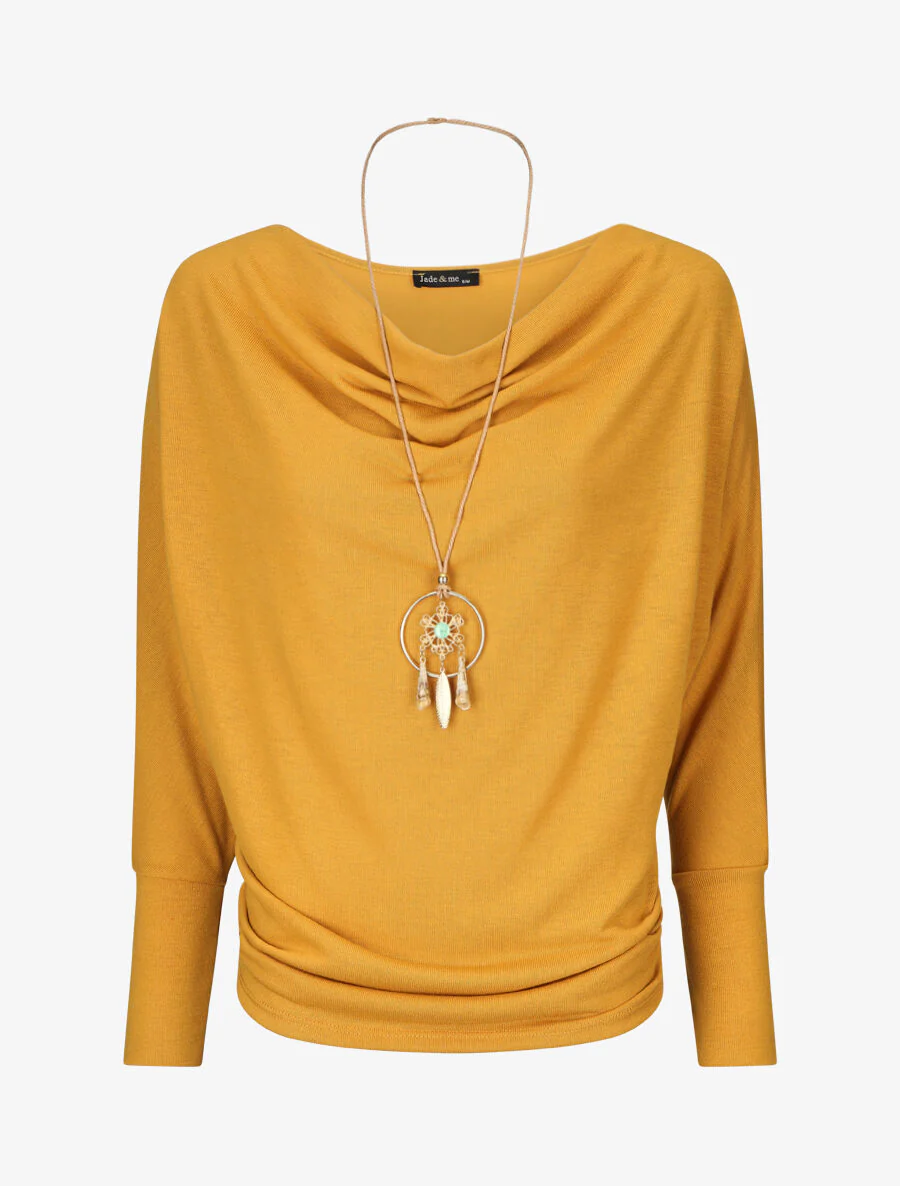 Een effen trui met een bijenkorfhals en een ketting - Mosterdkleurig