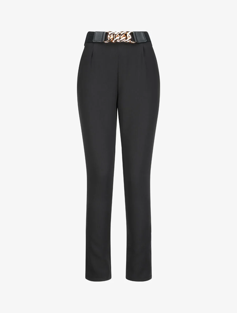 Een gestileerde riem met een effen broek - zwart