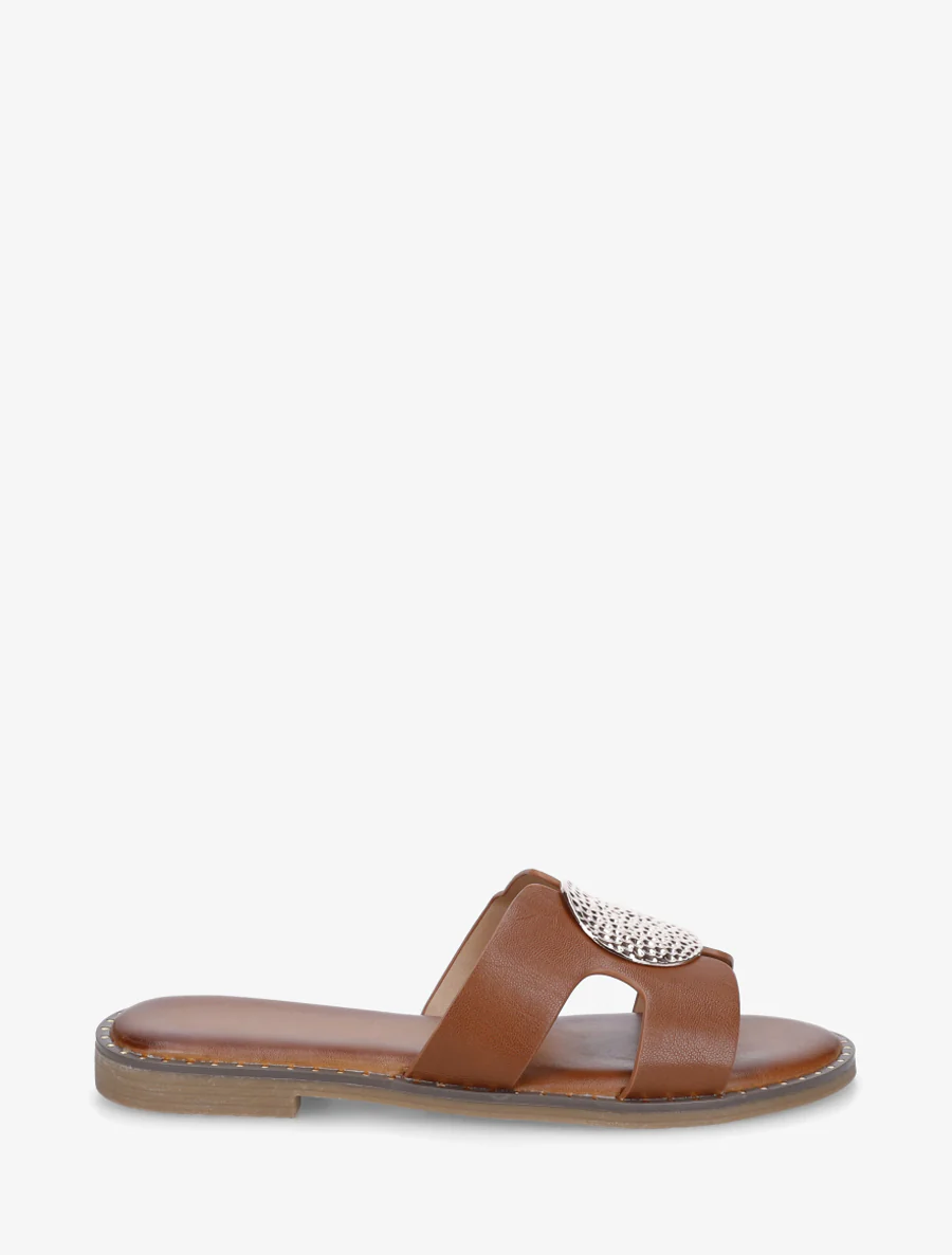 Effen slippers met metalen inzetstuk - Kameel