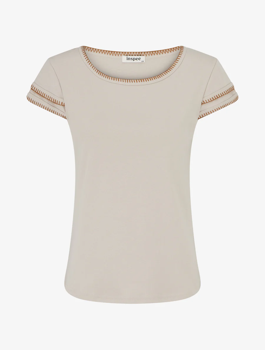 Effen T-shirt met gestileerde korte mouwen. - Beige