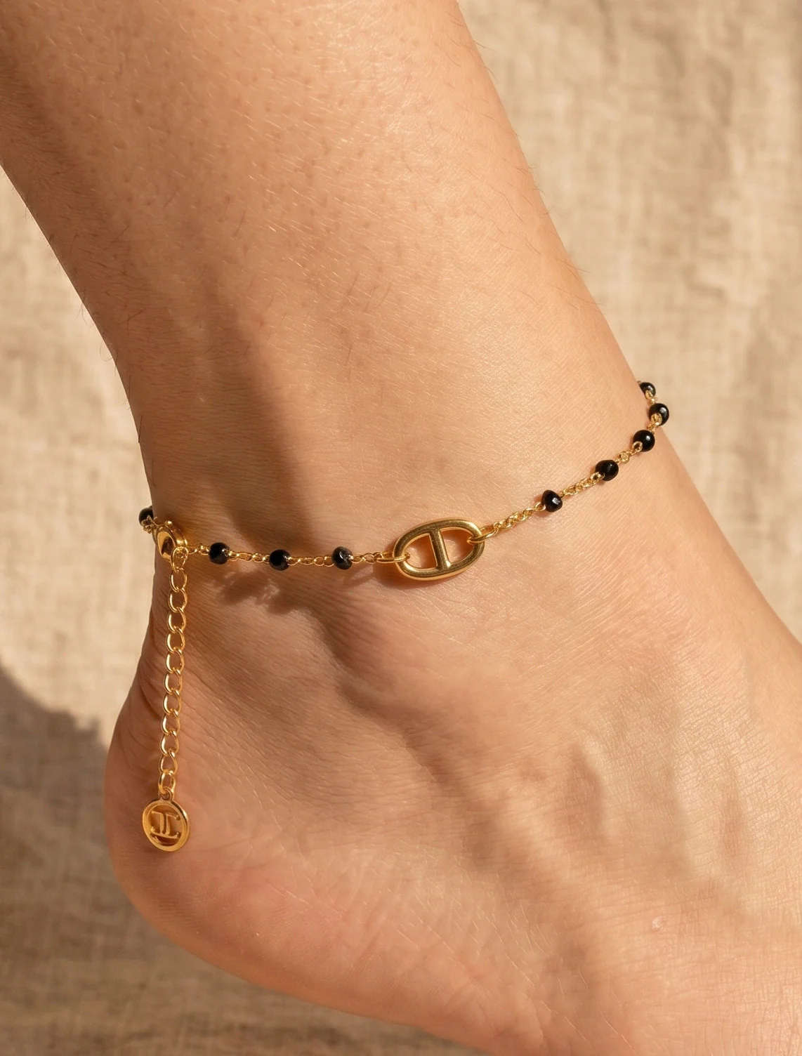 Enkelband met ankerketting en zwarte parels - Goud