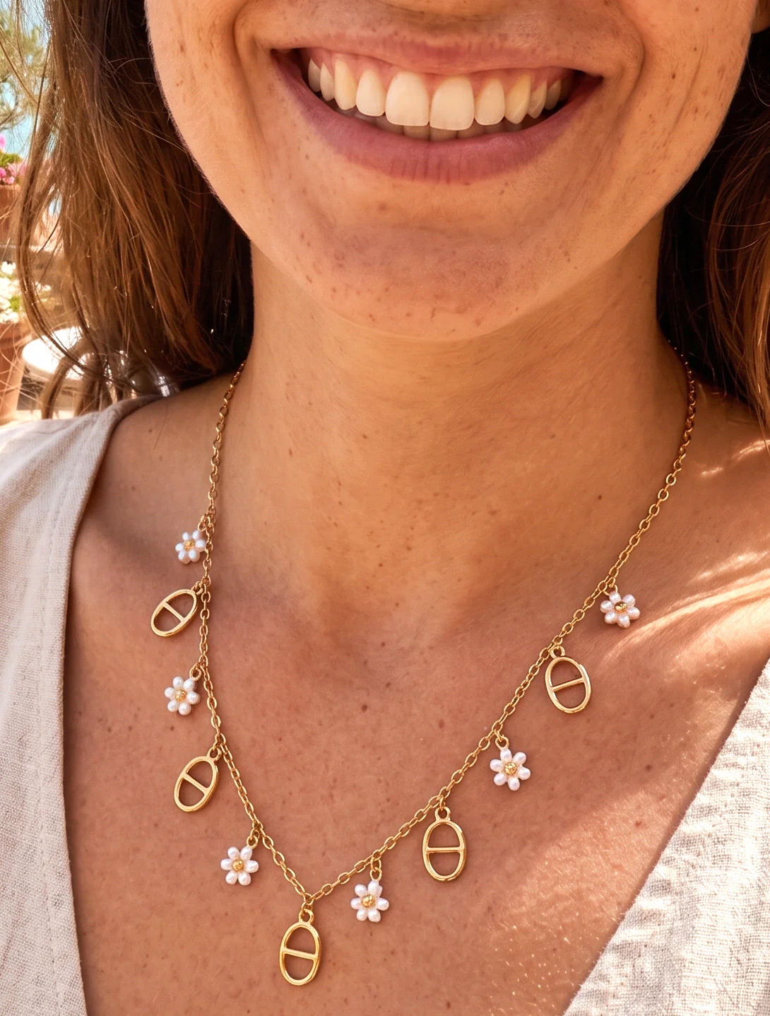Fijne ketting met bedels van bloemen met kralen - Goud/wit