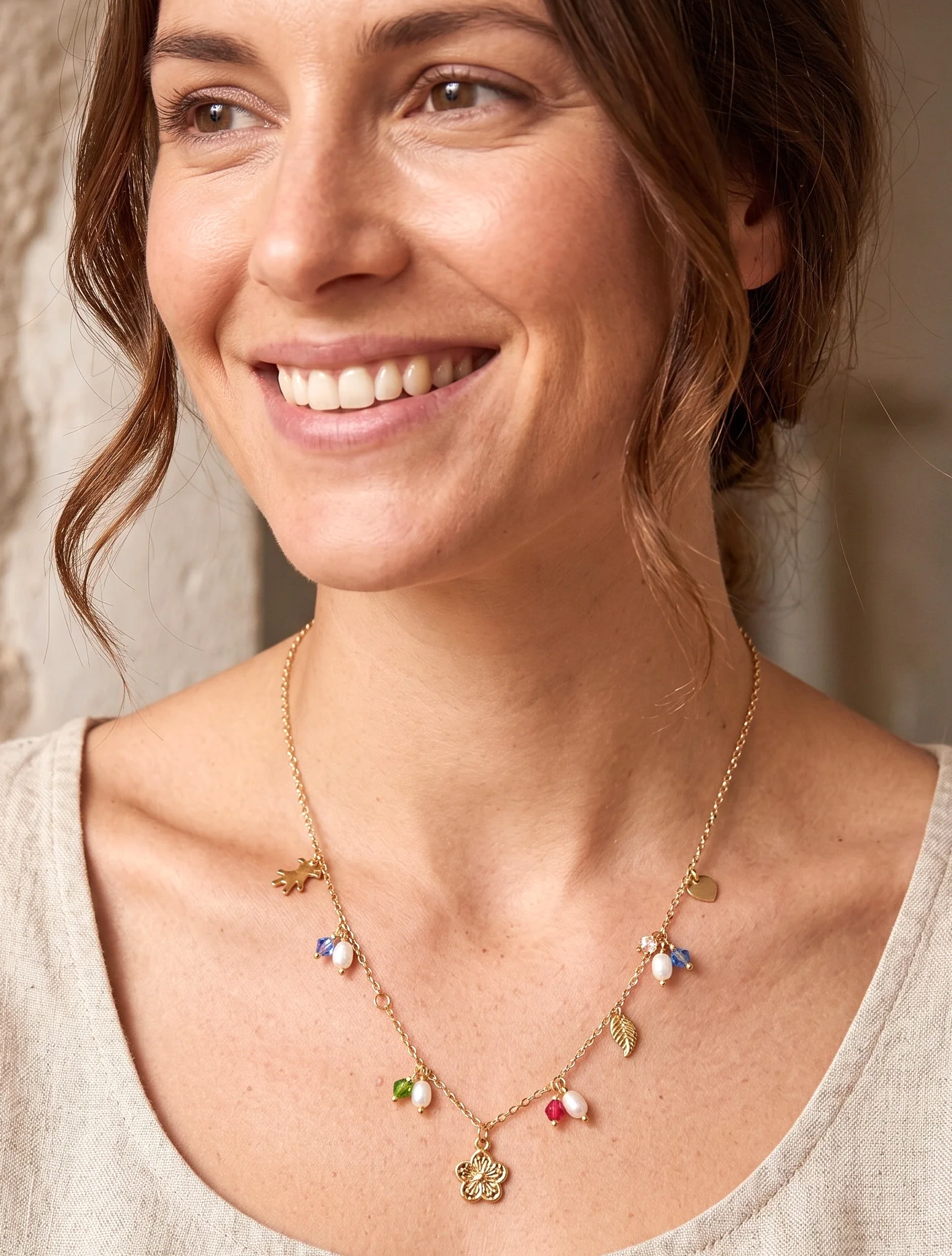 Fijne ketting met stenen en bloemen - Goud