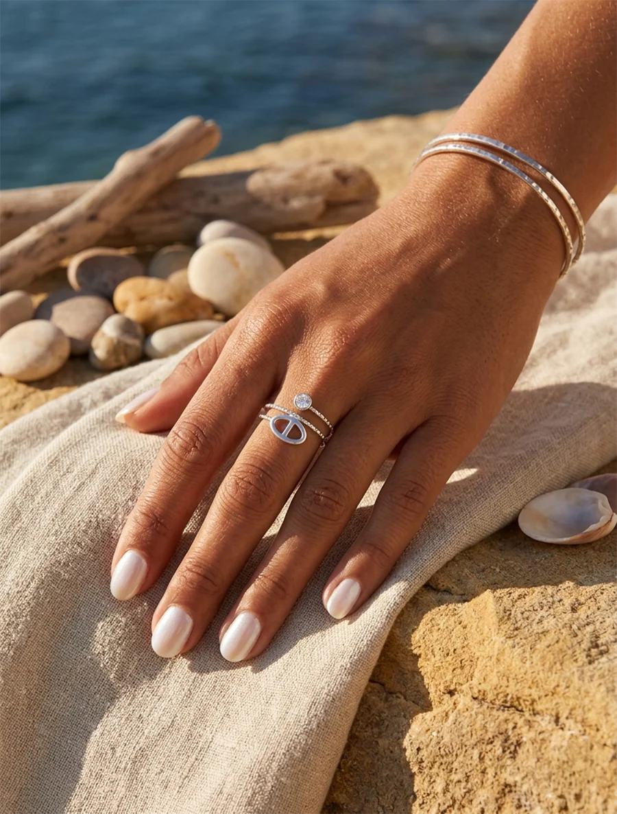Fijne ring met ankerketting en strass. - Geld