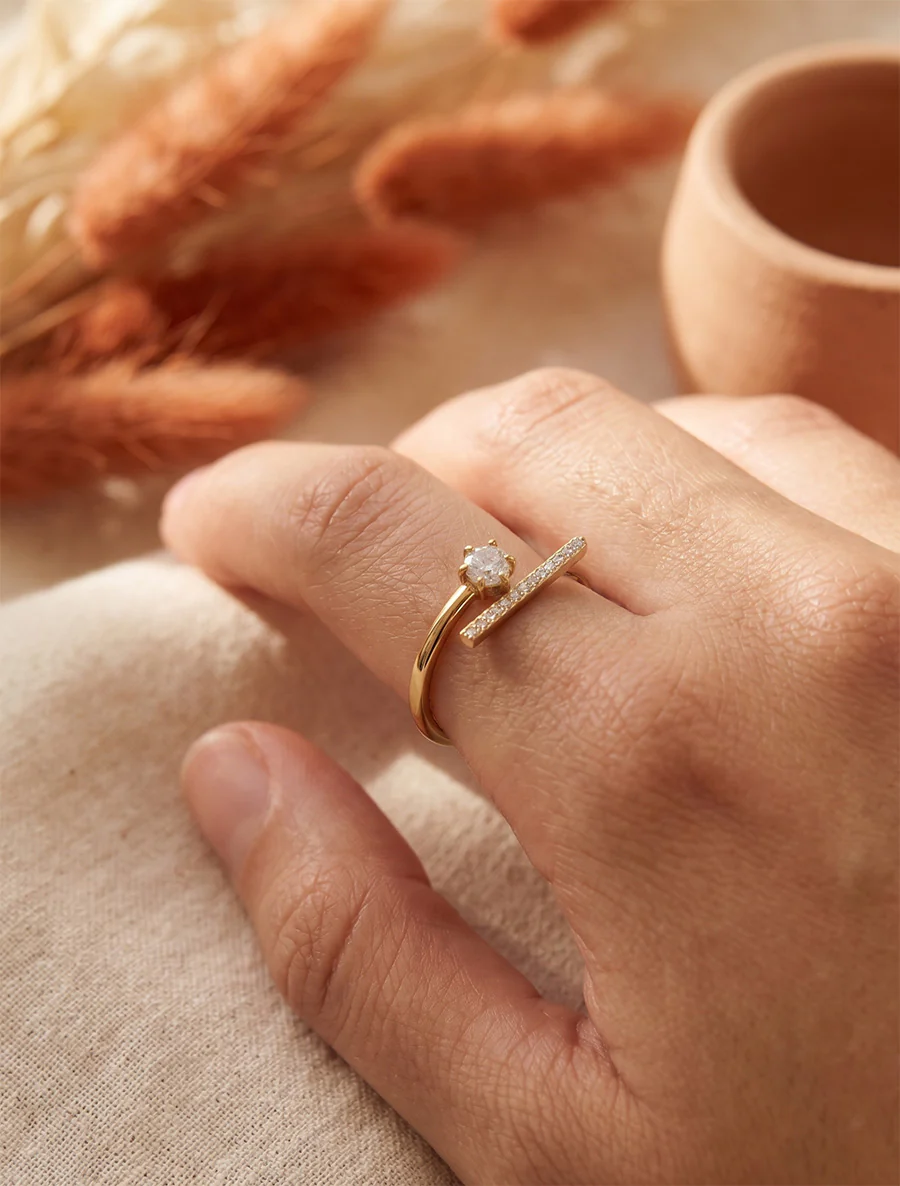 Fijne ring met een met stras bezette schacht. - Goud
