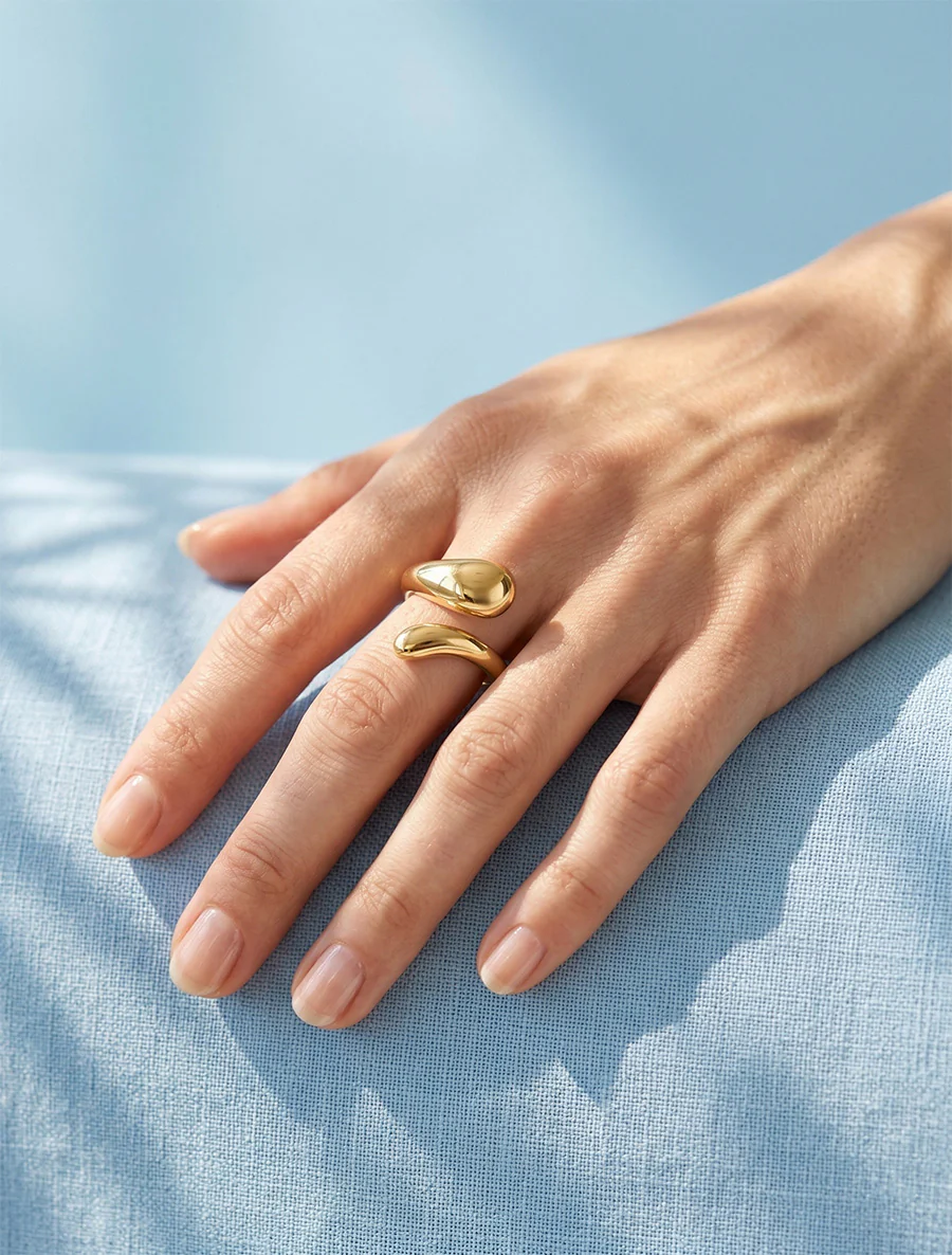 Gedraaide en bolvormige ring - Goud