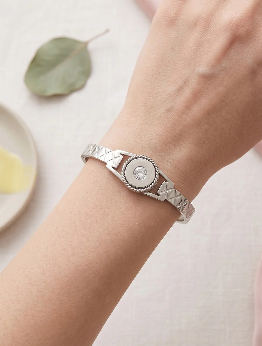 Gegraveerde armband en ingelegde zirkonia. - Geld
