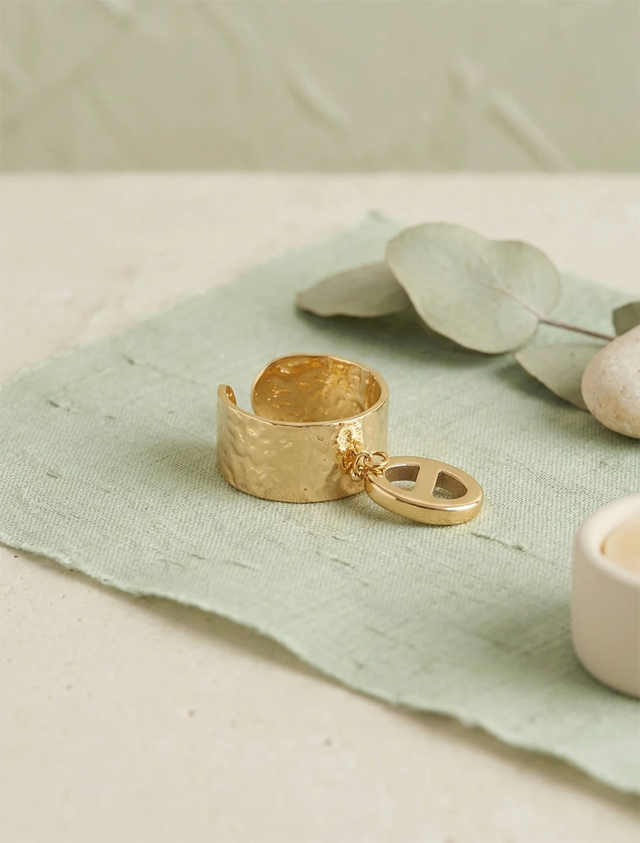 Gehamerde ring met bedel in scheepskettingstijl - Goud