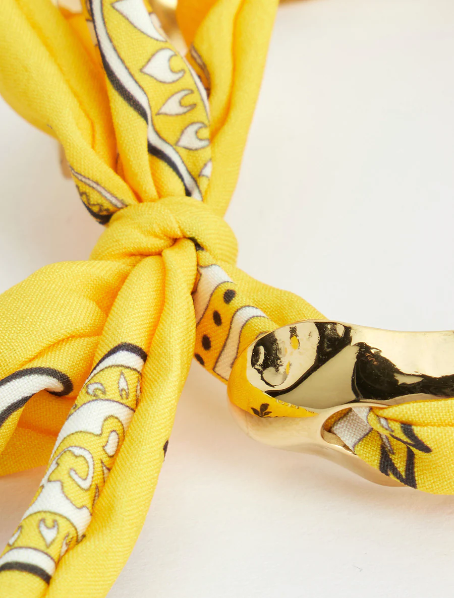 Gehamerde ring met decoratieve bandana-stijl verbinding. - Geel - Image 3