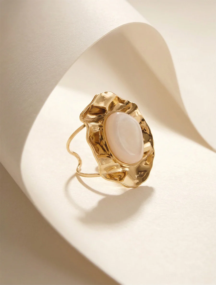 Gehamerde ring versierd met een steen - Beige