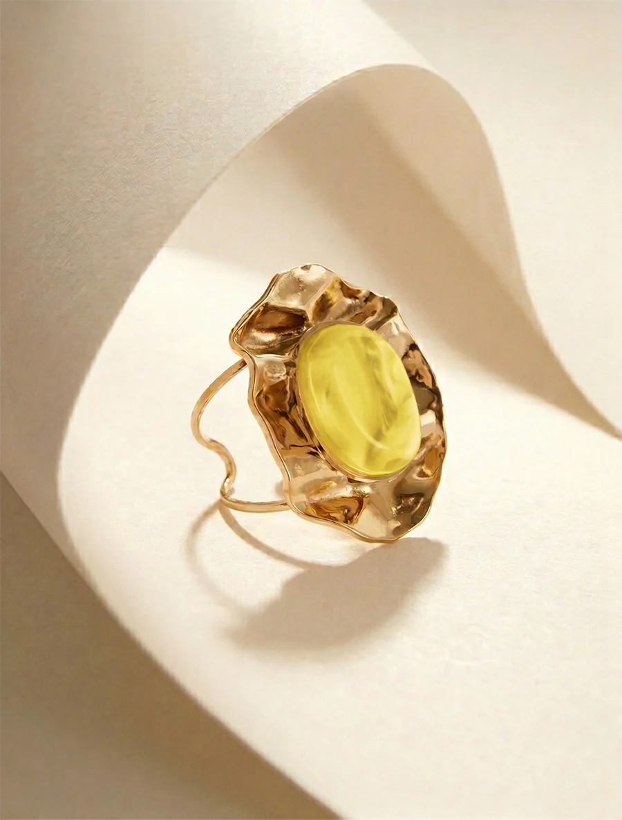 Gehamerde ring versierd met een steen - Geel