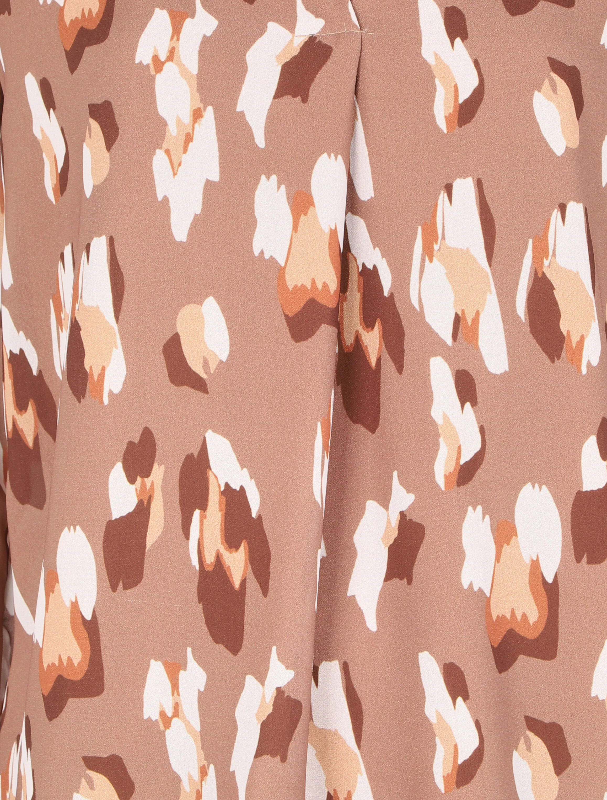 Gestileerde luipaardprint top met volant V-hals - Camel - Image 3