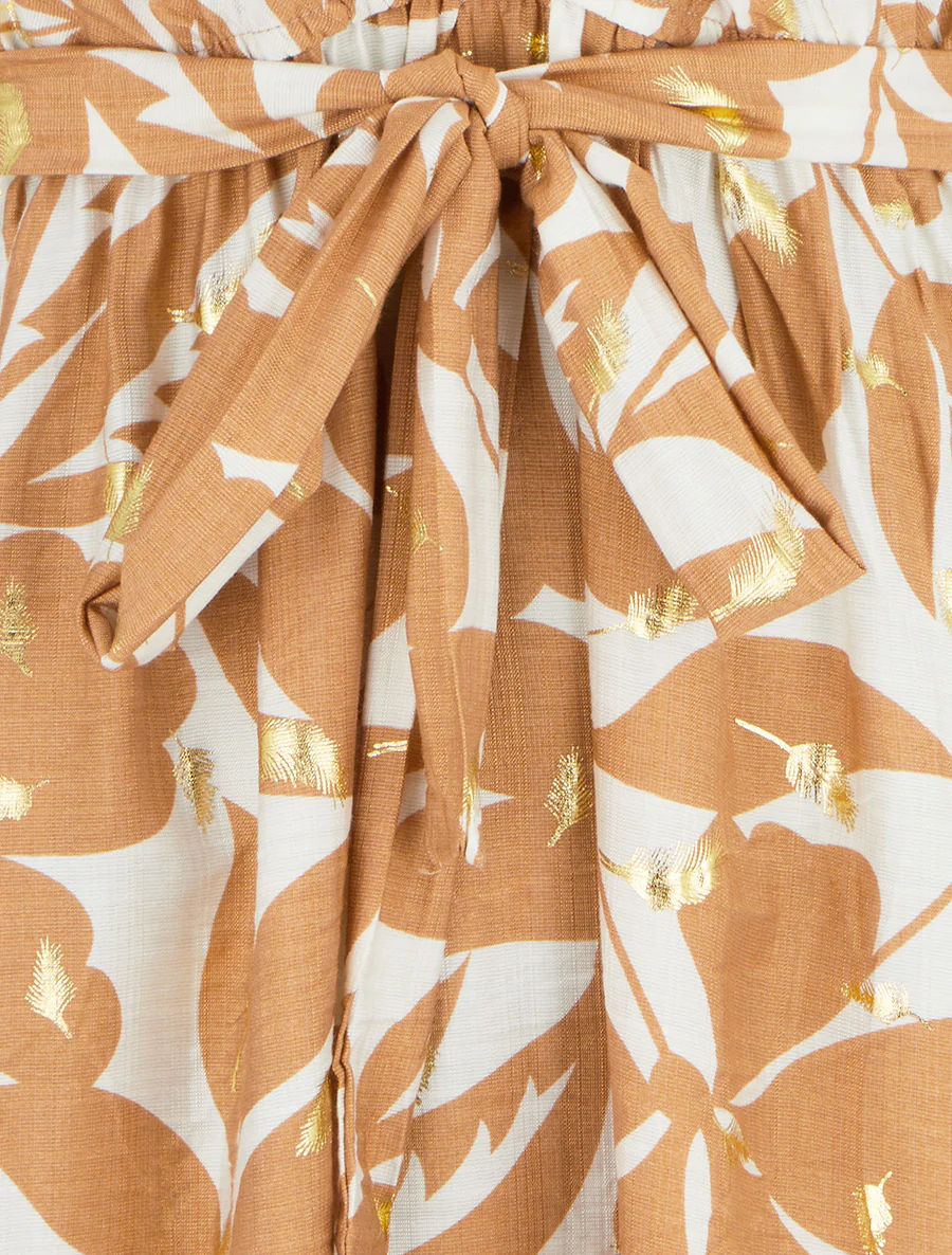 Halflange jurk met bladerenprint en glinsterend. - Kameel - Image 3