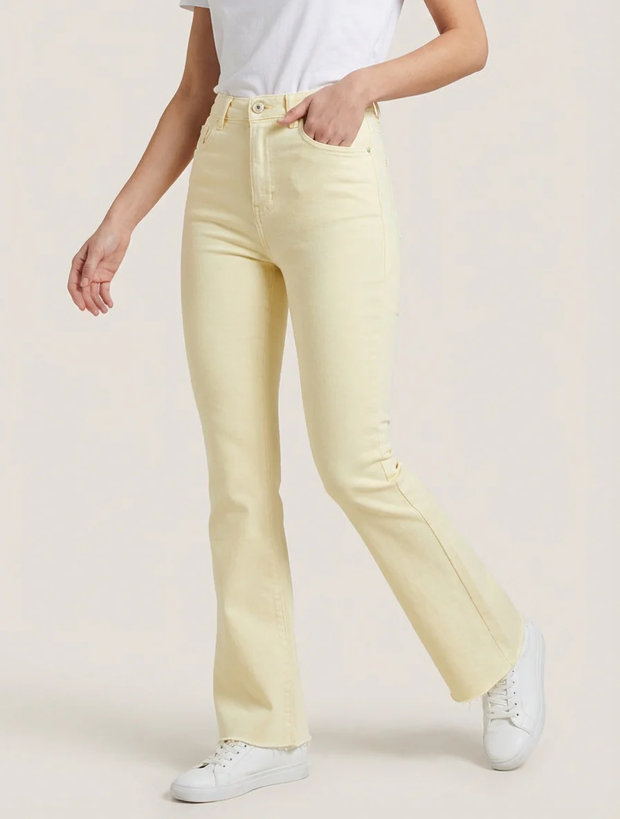Hoog getailleerde jeans met onafgewerkte zoom. - Pastelgeel - Image 4