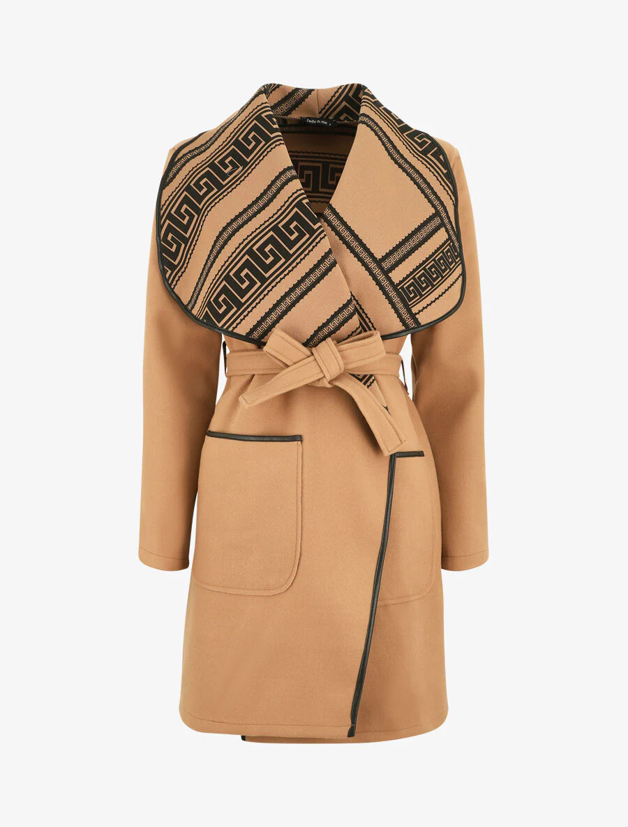 Jas met ceintuur en Griekse print - camel