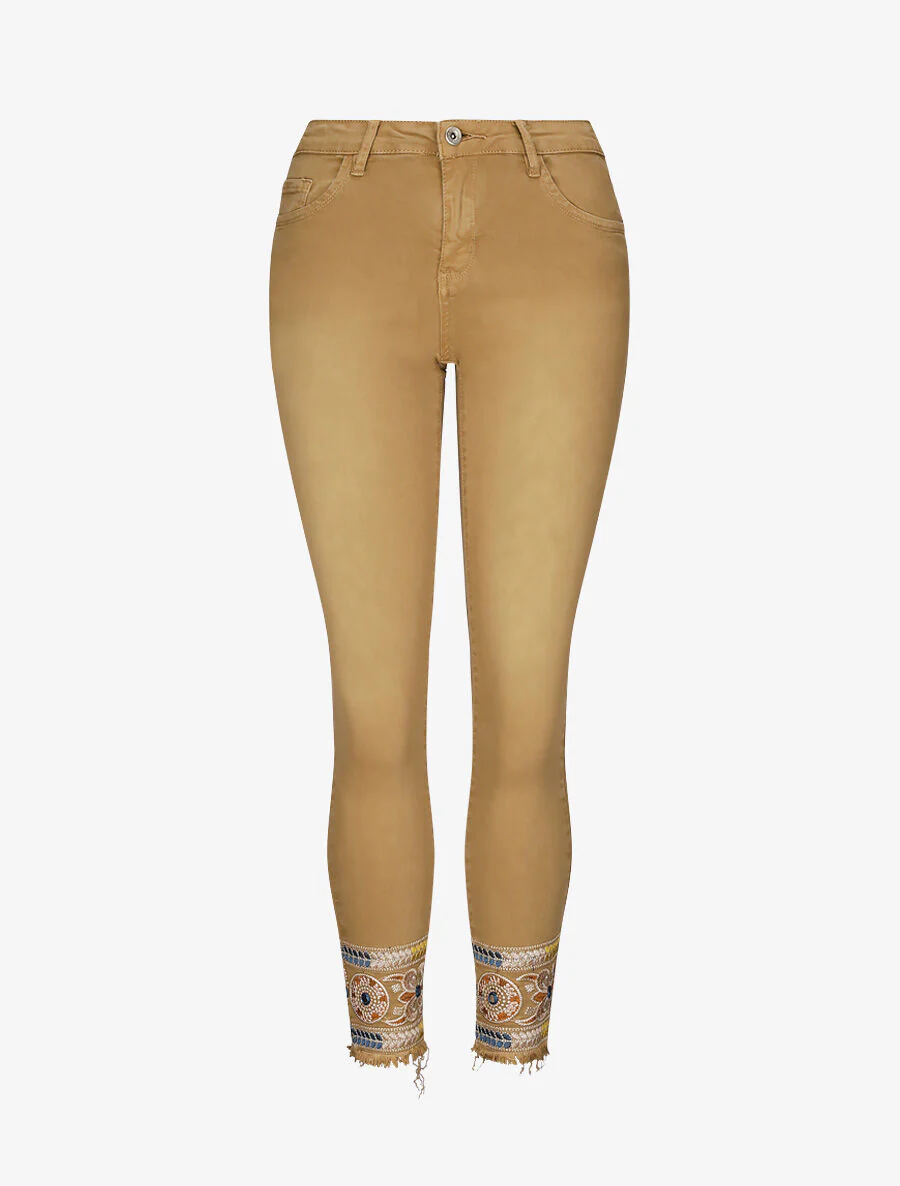 Jean 7/8 met een rechte zoom en versierd met borduurwerk - Kameel