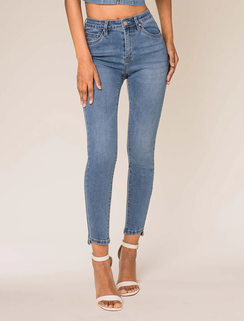 Jean 7/8 met uitsnijdingseffecten aan de randen - blauw denim