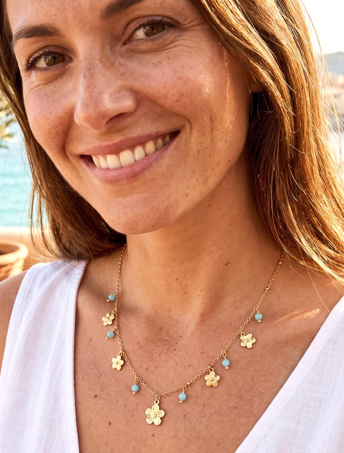 Ketting met kleine bloemen en stenen - Goud/watergroen