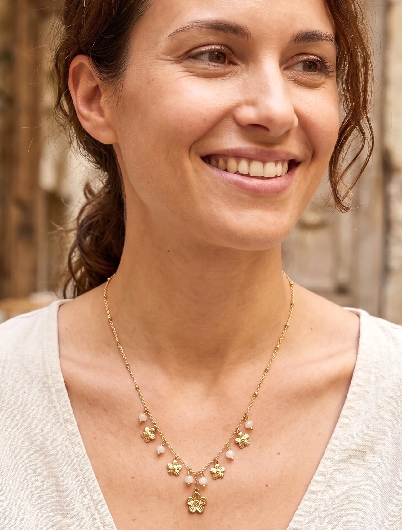 Ketting met kleine bloemen en stenen - Goud/wit