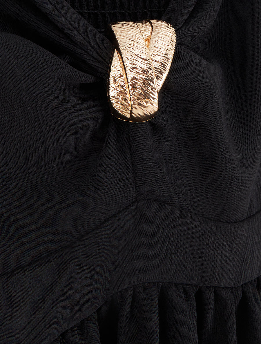 Lange effen jurk met V-hals en sieraden. - Zwart - Image 3