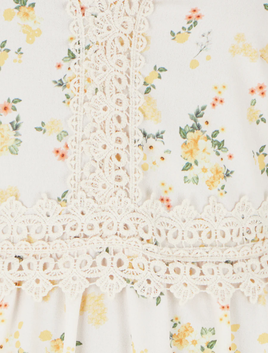 Lange jurk met kleine bloemenprint en haakdetails. - Geel - Image 3
