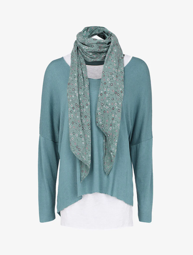 Losvallende trui met dolmanmouwen, gecombineerd met een sjaal en een tanktop - Karrenblauw