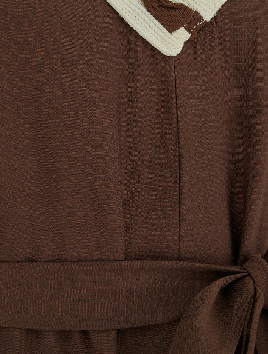 Mouwloze lange jurk met fantasie V-hals - Bruin - Image 3