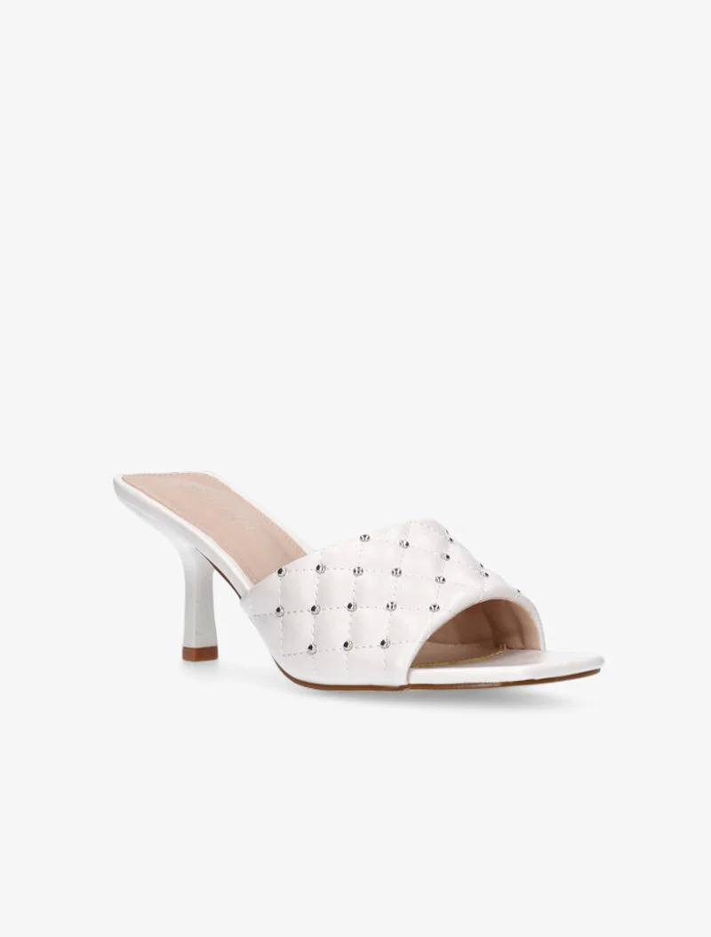 Muiltjes met gewatteerd effect en studs - wit