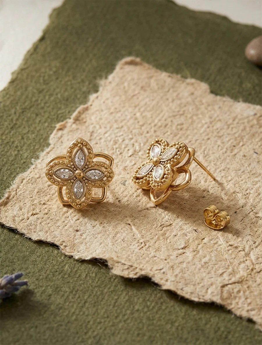 Oorbellen met bloemen versierd met zirkonia's - Goud