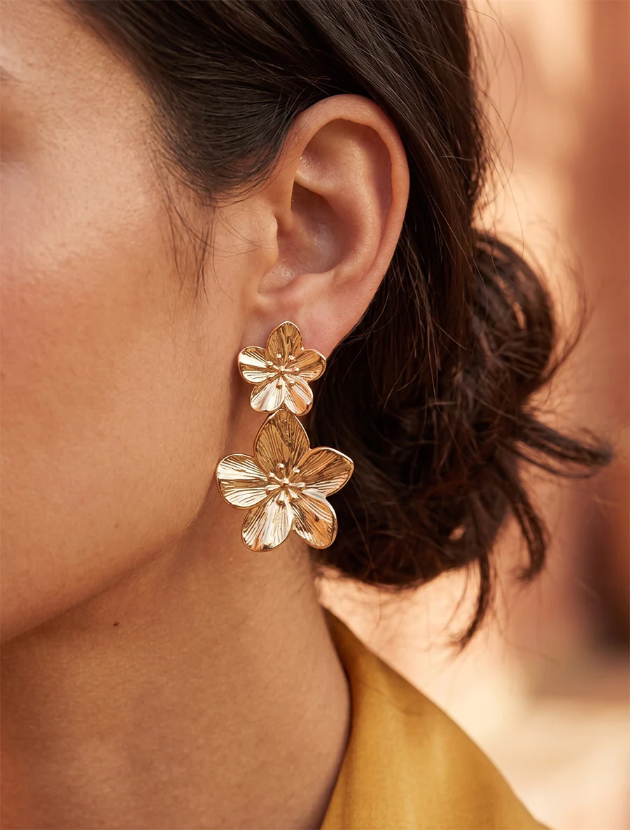 Oorbellen met hangend bloemenmotief - Goud