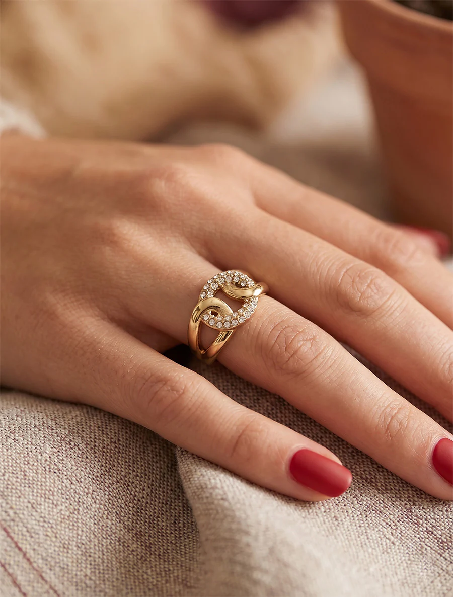 Open ring met verstrengelde schakels en strass. - Goud