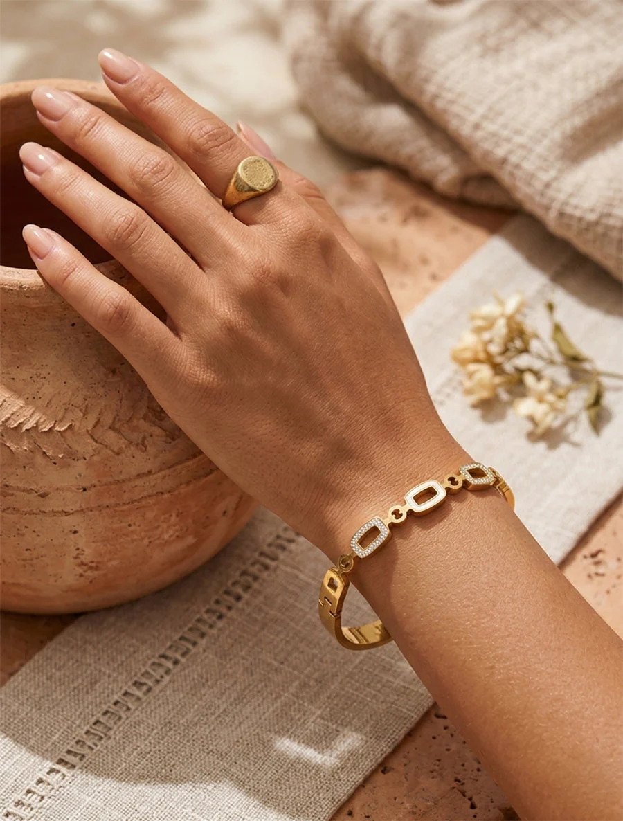 Parelmoer rechthoekige bangle versierd met witte zirkonen. - Goud