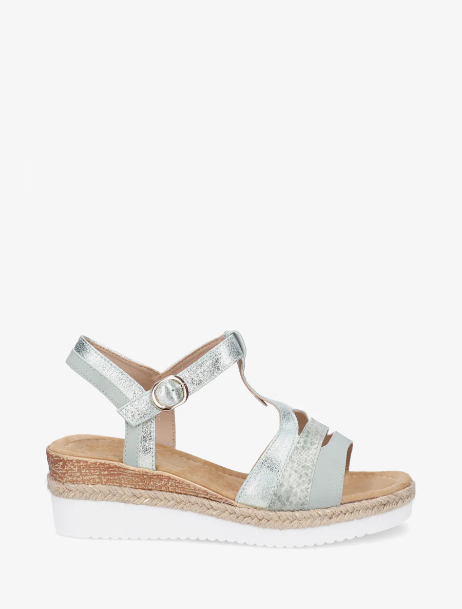 Parelmoeren sandalen met een fantasie T-bandje. - Amandelgroen