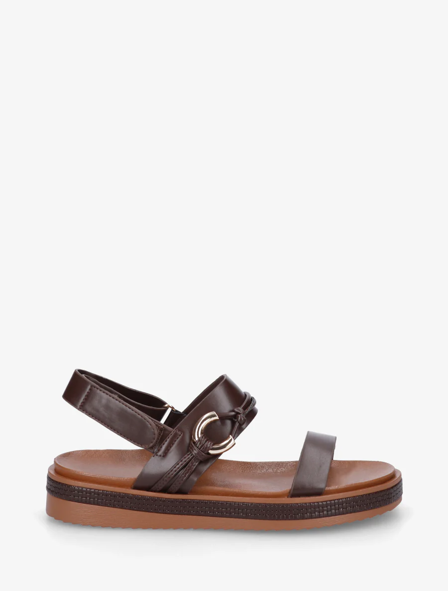 Platte sandalen met decoratieve metalen gesp. - Bruin