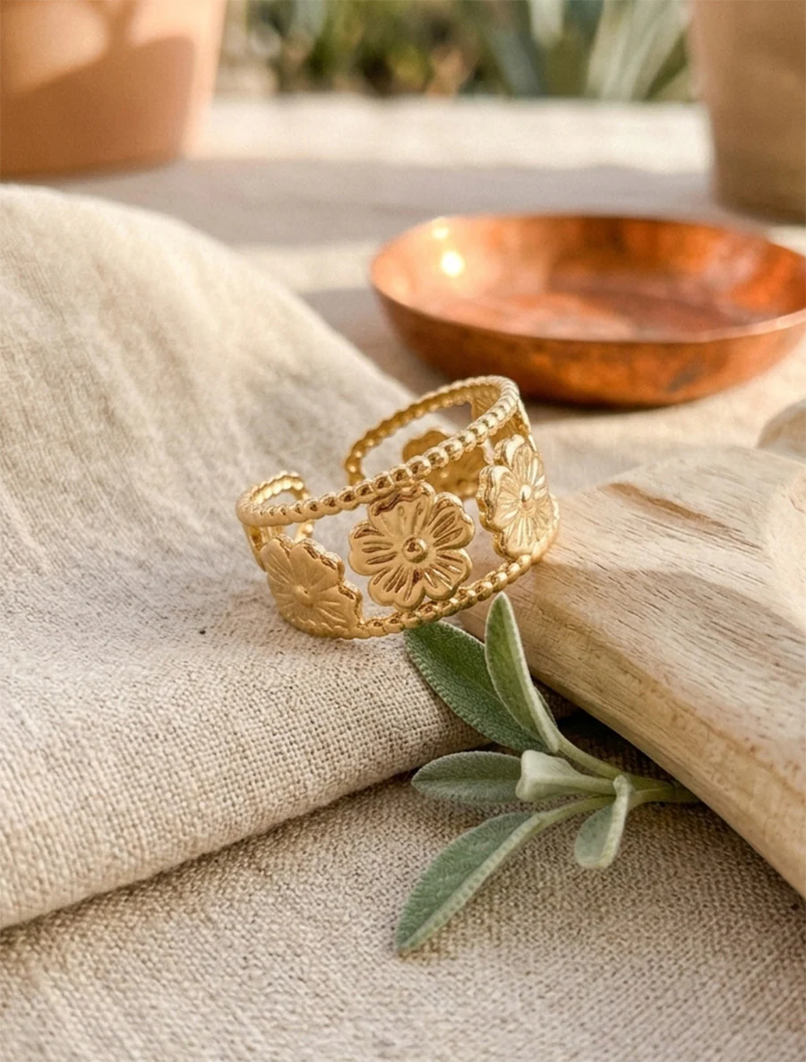 Ring met kleine kralen en bloemenmotief - Goud