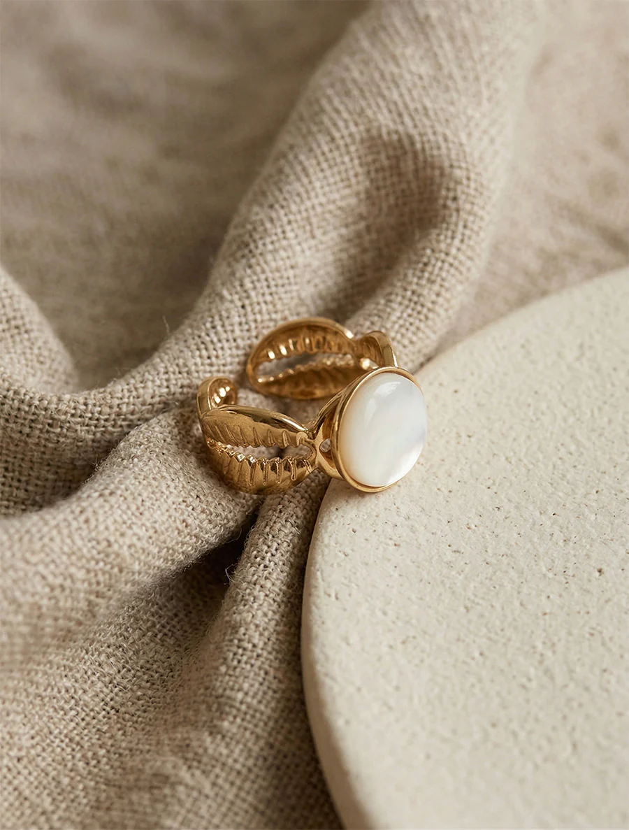 Ring met schelpmotief versierd met een steen - Goud