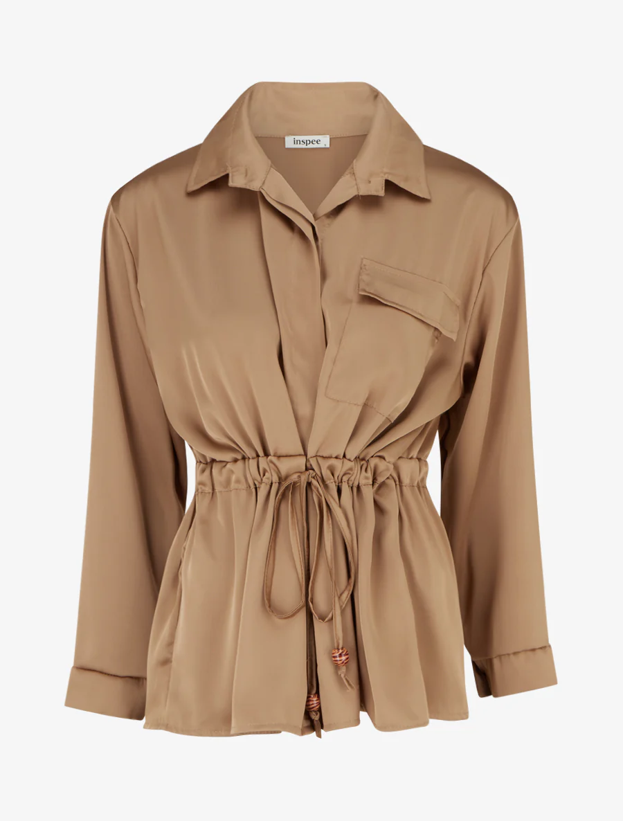 Ruime satijnen blouse met strikjes. - Kameel