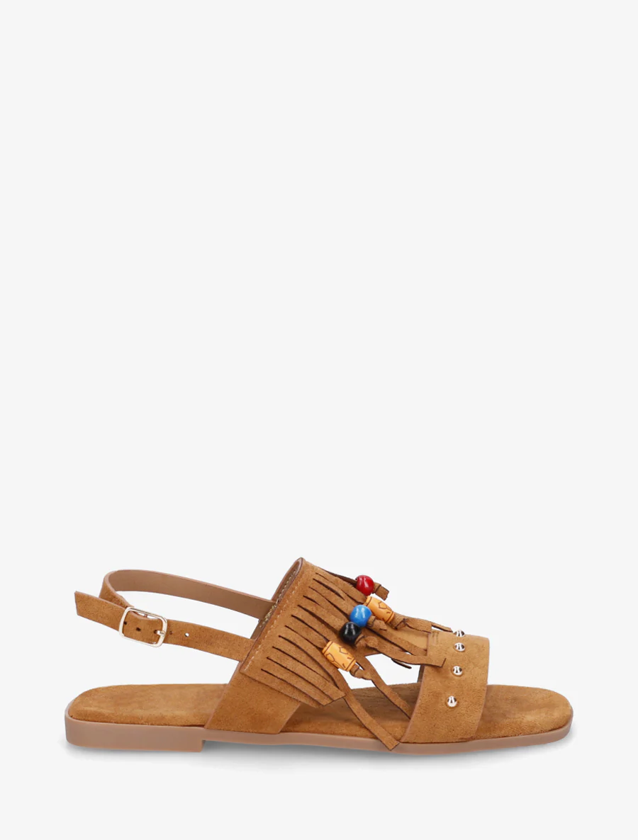 Sandalen van suèdine met franjes en houten kralen. - Kameel