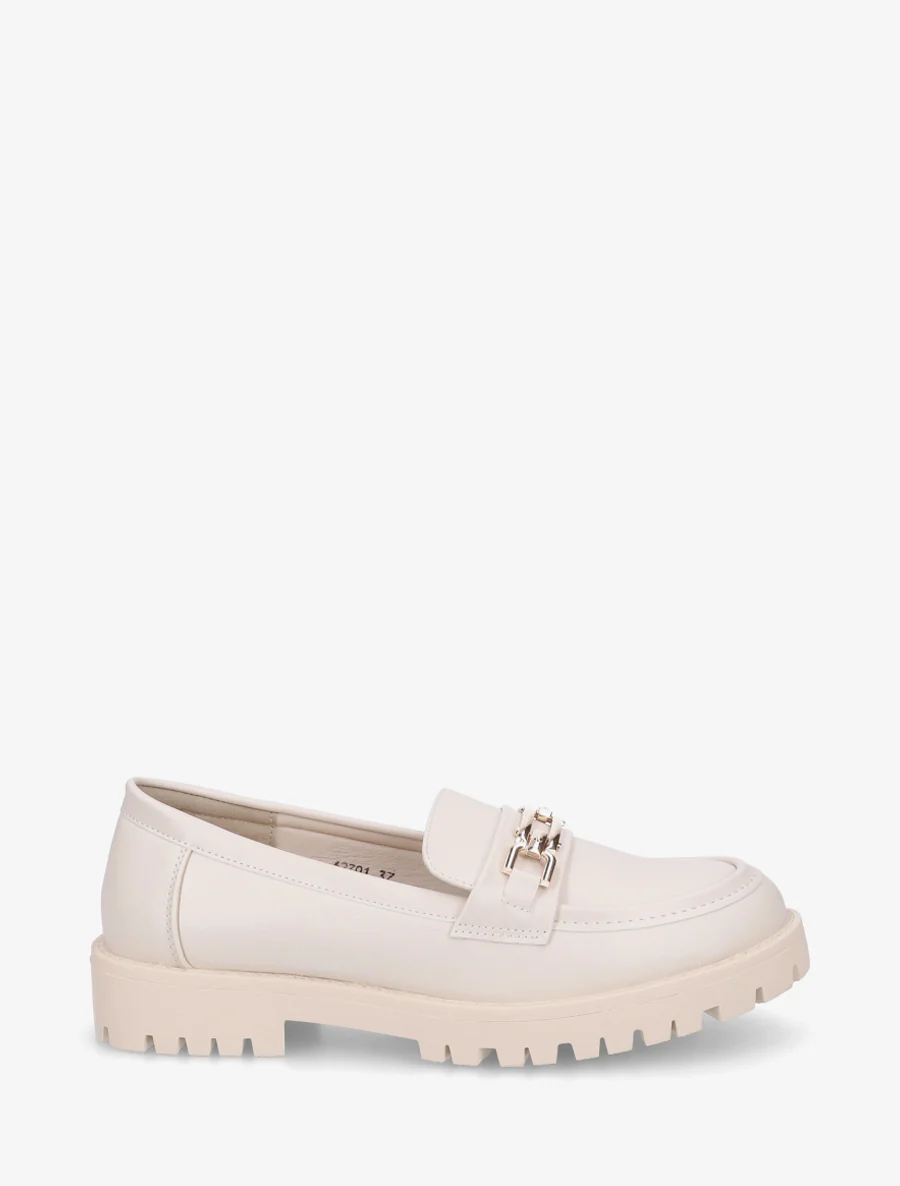 Schoenen van imitatieleer met metalen gesp. - Beige