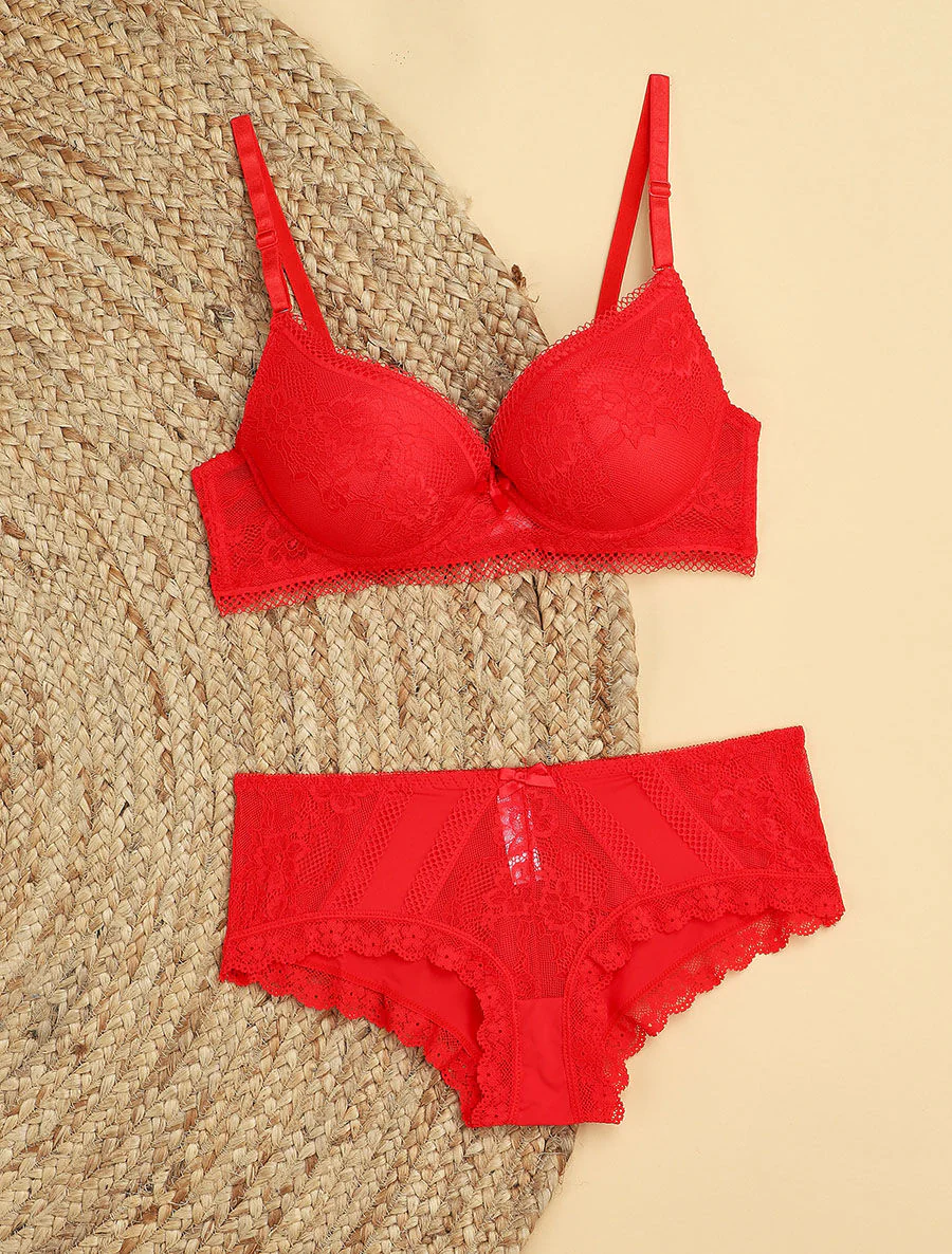 Set met fijne bloemenborduursels en shorty - Rood