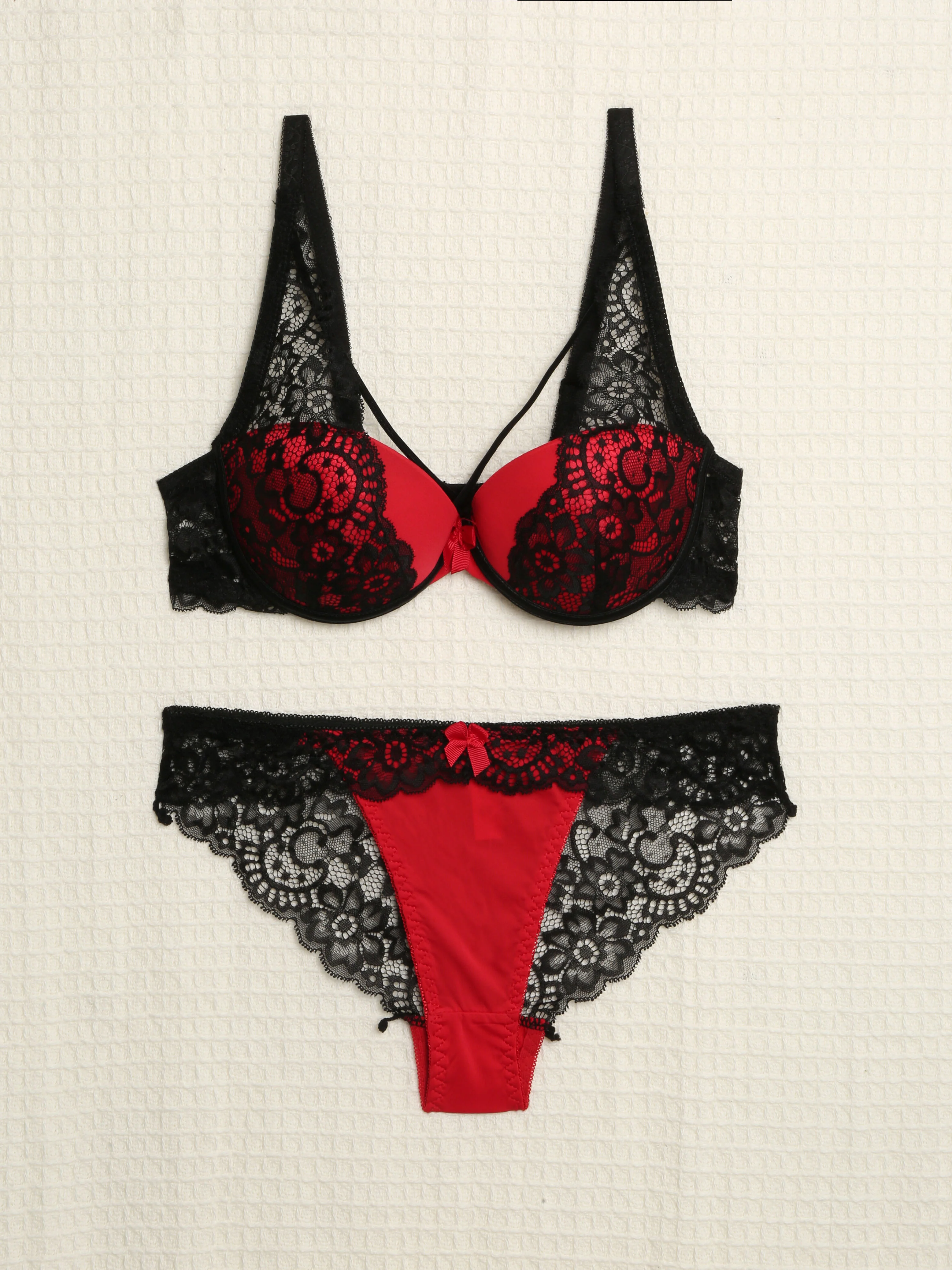 Set met kanten randen en lace out - Rood/zwart